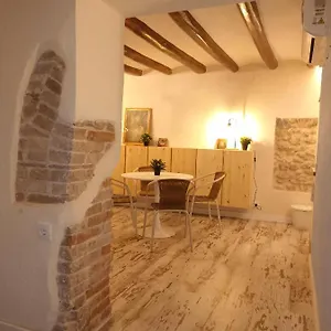 Apartment Petra -old With Terrace And Barbecue-, Tarragona